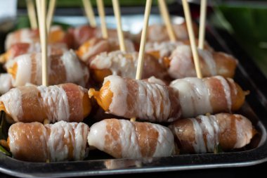 Domuz eti ve sosis küçük ahşap fiş ile.