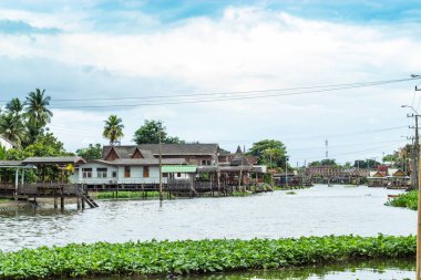 Kanal boyunca klasik ahşap Thai House.