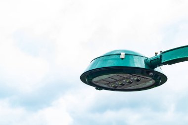 Parlak mavi gökyüzü ile sokak lambaları.