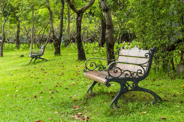 Stühle Auf Dem Rasen Park — Stockfoto