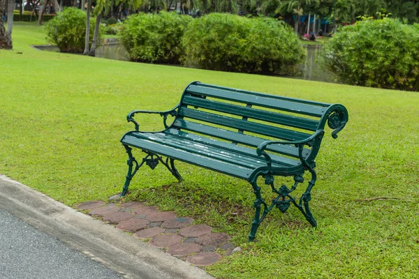 Stühle Auf Dem Rasen Park — Stockfoto