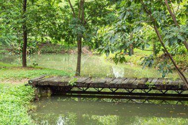 Orchard kanalda üzerinde ahşap köprü.