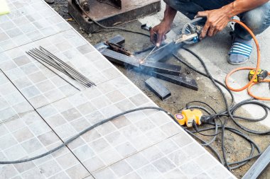 İşçiler çelik Tayland kaynak olan.