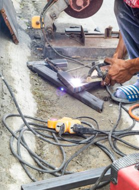 İşçiler çelik Tayland kaynak olan.