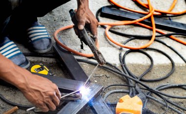 İşçiler çelik Tayland kaynak olan.