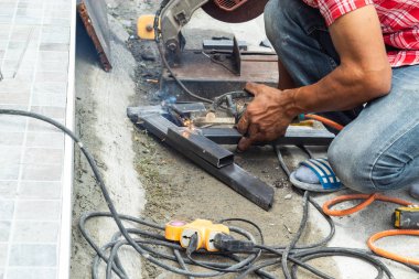 İşçiler çelik Tayland kaynak olan.
