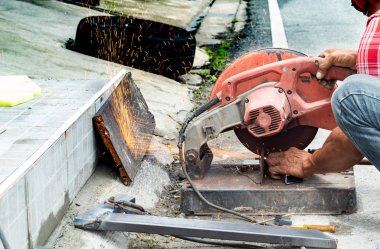 İşçiler kesme çeliktir. Çelik kesici ile.