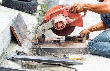 İşçiler kesme çeliktir. Çelik kesici ile.