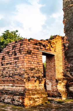 Tuğla inşa eski kule Ayutthaya, Tayland Worachet Tapınağı'nda hasar.