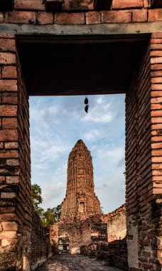 Tuğla inşa eski kule Ayutthaya, Tayland Worachet Tapınağı'nda hasar.