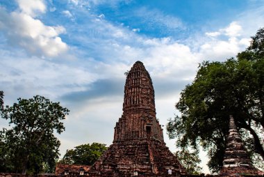 Tuğla inşa eski kule Ayutthaya, Tayland Worachet Tapınağı'nda hasar.