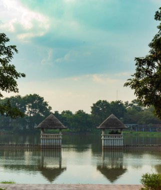 Parkta gölet Beton köşk.