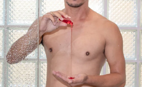 Asijský Muž Sprchuje Koupelně — Stock fotografie