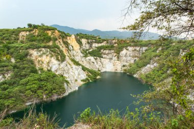 Gölet yeşil su ile ve derin bir turizm gibi. Grand Canyon Tayland