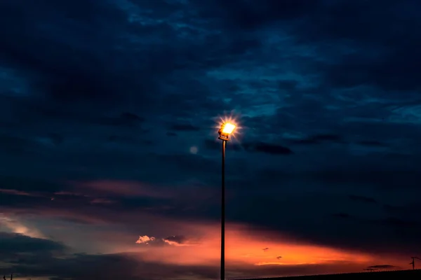 Réverbère Qui Éclaire Lumière Coucher Soleil — Photo