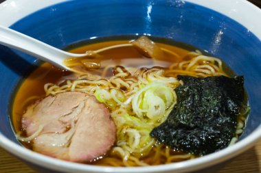 Ramen erişte, biftek ve deniz yosunu