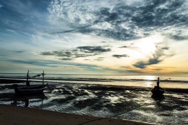 Deniz ve plaj tekne sabah güneş ışığı.