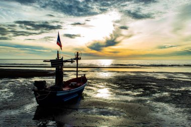 Deniz ve plaj tekne sabah güneş ışığı.
