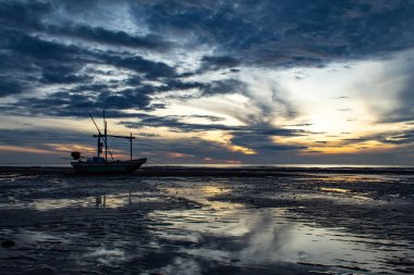 Deniz ve plaj tekne sabah güneş ışığı.