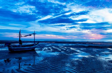 Deniz ve plaj tekne sabah güneş ışığı.