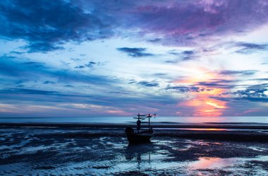 Deniz ve plaj tekne sabah güneş ışığı.
