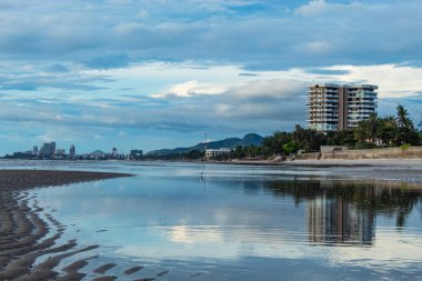 Sabah güneşin ışık altında cityscape plajlarından Hua Hin, Tayland ve deniz.