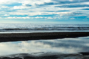 Denizin içinde sabah güneş ışığı.