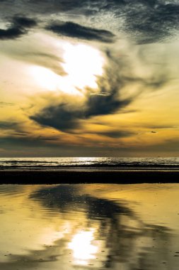 Denizin içinde sabah güneş ışığı.