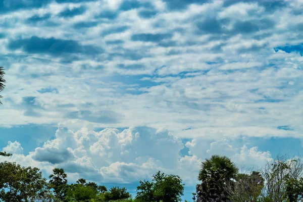 Keindahan Langit Dengan Awan Dan Matahari — Stok Foto