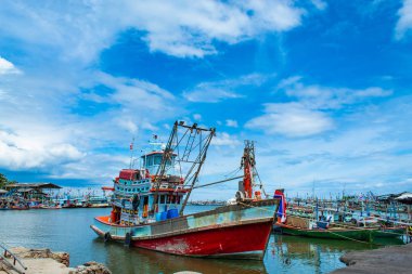 Nehir Access'te denize demirleyen balıkçı teknesi.