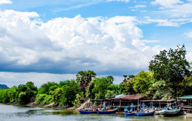 Nehir Access'te denize demirleyen balıkçı teknesi.