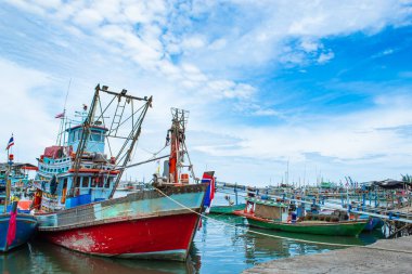 Nehir Access'te denize demirleyen balıkçı teknesi.