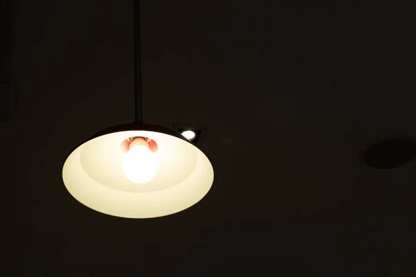 夜间照明用圆形灯泡 — 图库照片