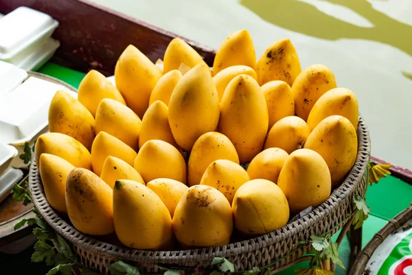 Ripe Yellow Mango Bamboo Basket — Stock Photo, Image