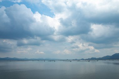 Balık yetiştiriciliği yüzen Sal ve Krasiew baraj, Supanburi Tayland gökyüzünde.