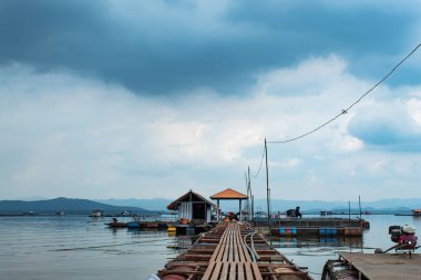 Balık yetiştiriciliği yüzen Sal ve Krasiew baraj, Supanburi Tayland gökyüzünde.