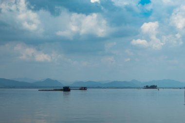 Balık yetiştiriciliği yüzen Sal ve Krasiew baraj, Supanburi Tayland gökyüzünde.