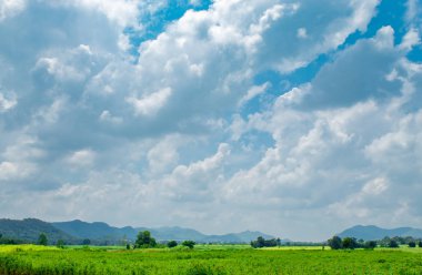 Dağ ve gökyüzü bulutlu güzel.
