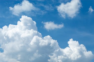 Bulutlar ve güneş ile gökyüzü güzellik.