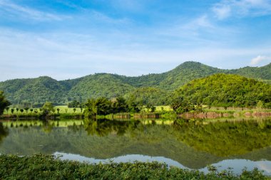 Dağ ve baraj, Supanburi Tayland gökyüzünde.