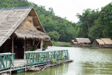 Su depoları ve dağ manzaraları ahşap bota.