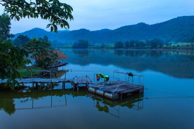 Ahşap Sal ve su depoları ve dağ manzaralı ahşap köprü.