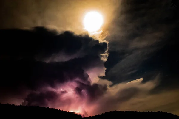 Lightning Achter Berg Bij Nacht — Stockfoto