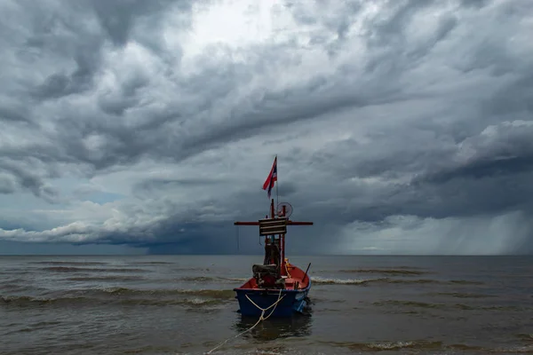 Barcos Pesqueros Lluvia Que Cae Mar —  Fotos de Stock