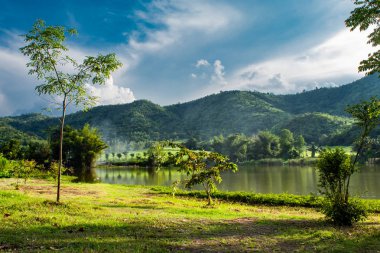 Dağ ve baraj, Supanburi Tayland gökyüzünde.