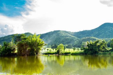 Dağ ve baraj, Supanburi Tayland gökyüzünde.