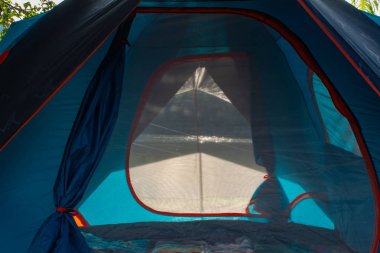 Alan çadır bir, arka plan su.