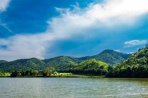 Dağ ve baraj, Supanburi Tayland gökyüzünde.