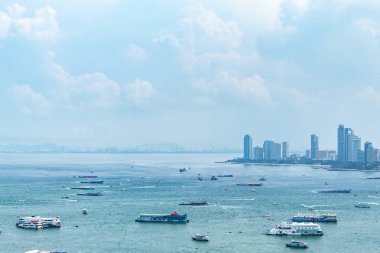 Bir gemi deniz ve Cityscape görünümü Pattaya noktası plajları.