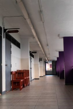 Ahşap sandalye sınıf ve koridor Bina içinde.